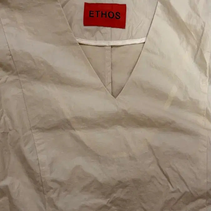 [BUNJANG] ETHOS Cropped Shirring V-Neck Blouse / ETHOS 에토스 크롭 셔링 블라우스