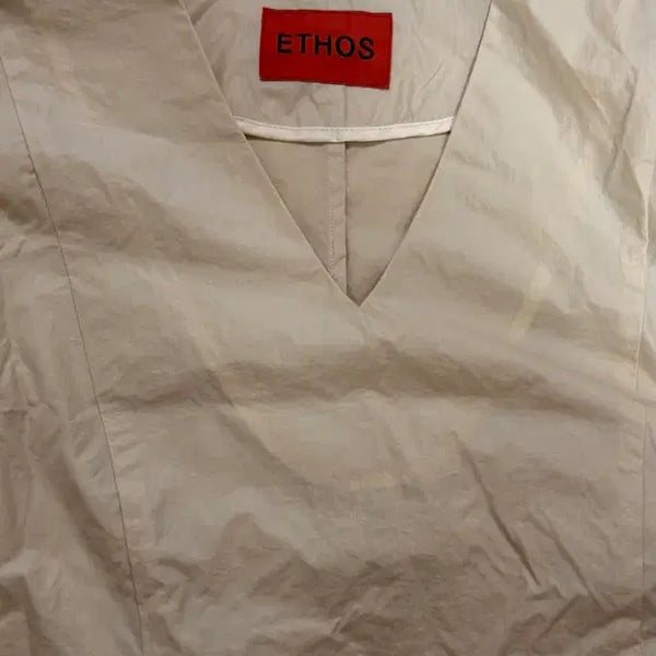 [BUNJANG] ETHOS Cropped Shirring V-Neck Blouse / ETHOS 에토스 크롭 셔링 블라우스