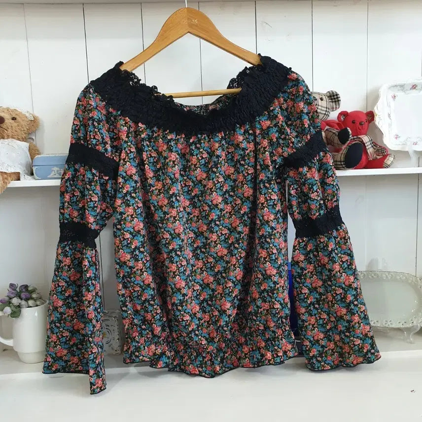[BUNJANG] Black Frill Flower Off-Shoulder Blouse / 블랙프릴 플라워 오프숄더 블라우스