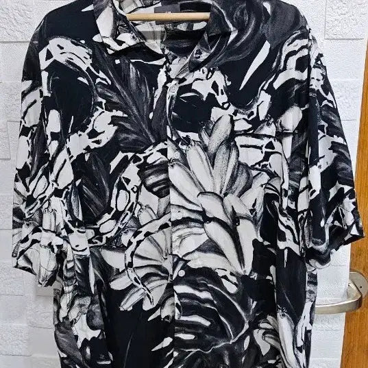 [BUNJANG] H&M Black White Pattern Short Sleeve Shirt XL / 흐앤므 H&M 블랙 화이트 패턴 반팔 셔츠 XL