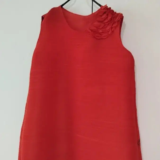 [BUNJANG] Red Floral Pleated Sleeveless Maxi Dress / 빨강 잔 플리츠 주름 폴리 원단 어깨 입체꽃 롱 나시  또는 미니원피스