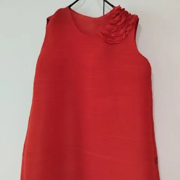[BUNJANG] Red Floral Pleated Sleeveless Maxi Dress / 빨강 잔 플리츠 주름 폴리 원단 어깨 입체꽃 롱 나시  또는 미니원피스
