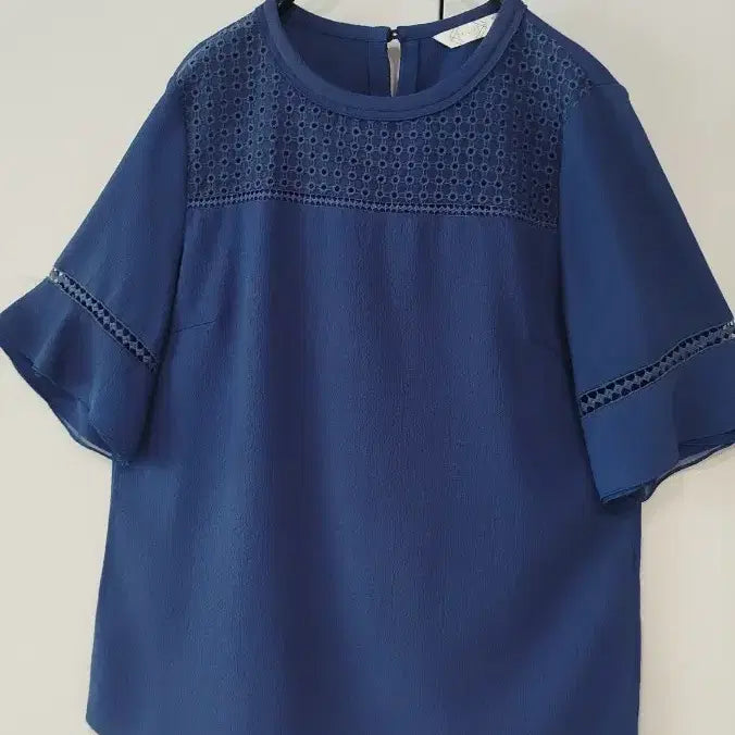 [BUNJANG] Blue Stretch Poly Blend Lace Trim Button Back Blouse / 블루 신축성 짱 폴리원단 레이스 배색 고급스런 뒷목 단추 블라우스