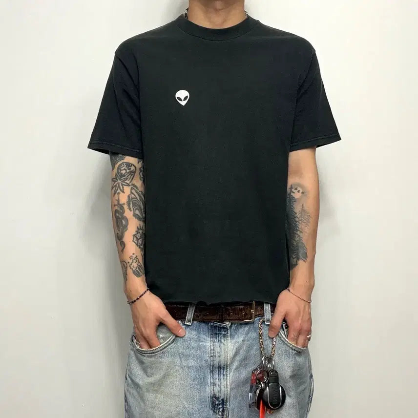 [BUNJANG] 90s BESCHWA Alien Embroidered T-Shirt / 90s BESCHWA 에이리언 빈티지 티셔츠