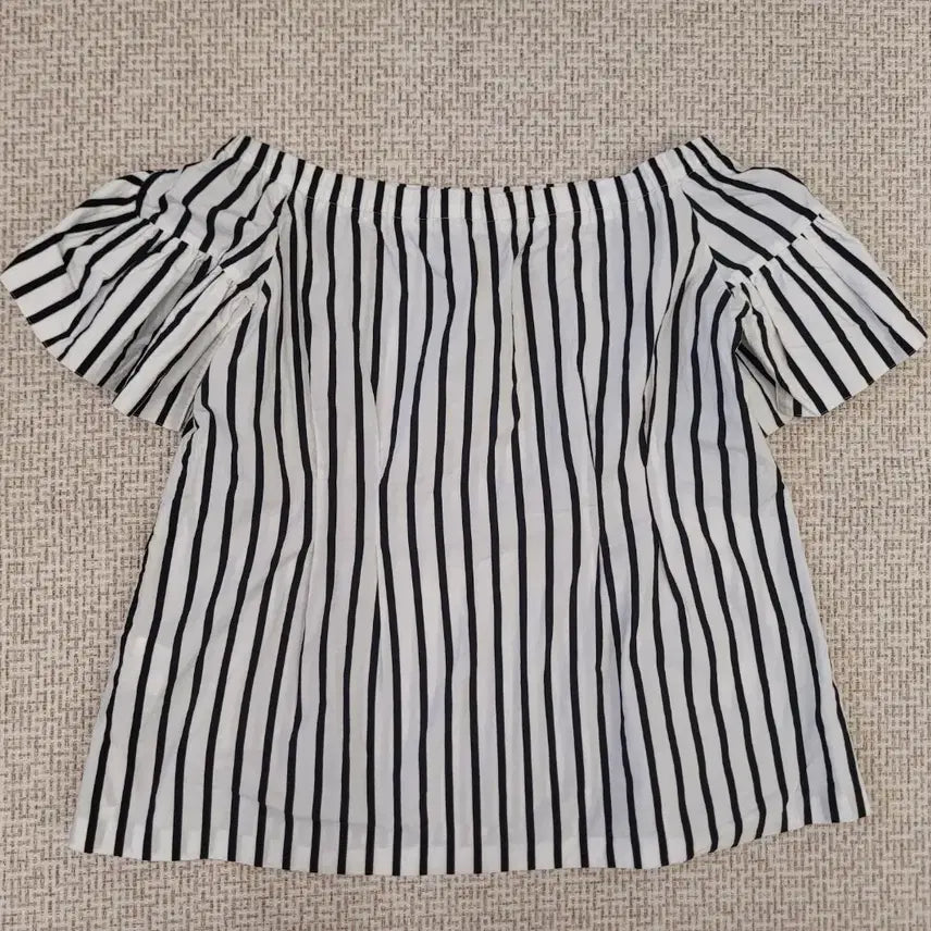[BUNJANG] GoenJ Stripe Off-Shoulder Blouse / 고엔제이 스트라이프 오프숄더 블라우스 F