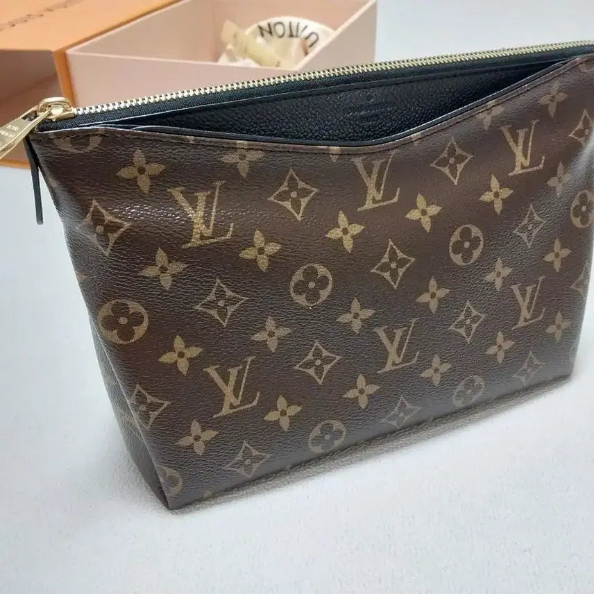 [BUNJANG] Louis Vuitton Palacios Beauty Case Clutch / 루이비통 팔라스 뷰티 케이스 클러치(거의새거)