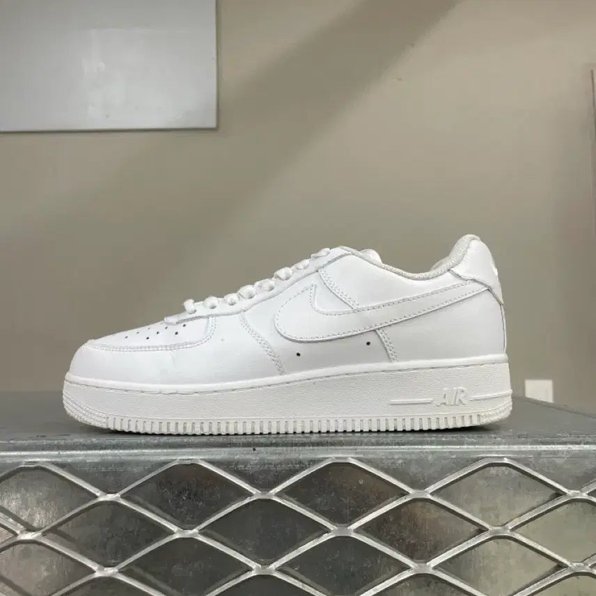 [BUNJANG] Nike Air Force 1 White / 나이키 에어포스1 화이트 255 (gr-5543)