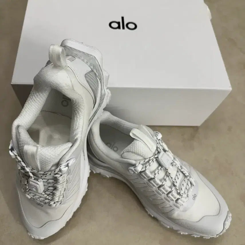 [BUNJANG] ALO Yoga Trail White Sneakers Size 235 (US W7) / ALO 알로요가 트레일 화이트 235 새상품 정품 박스포함