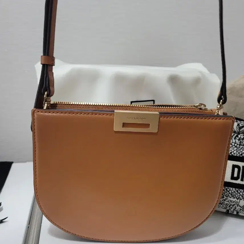 [BUNJANG] Joy Gryson Camel Leather Crossbody Shoulder Bag / 조이그라이슨 카멜 가죽 크로스백 숄더백