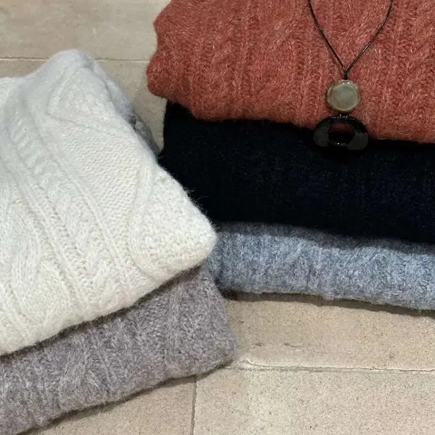 [BUNJANG] Black V-Neck Cable Knit Sweater / 블랙 브이넥 꽈배기 니트