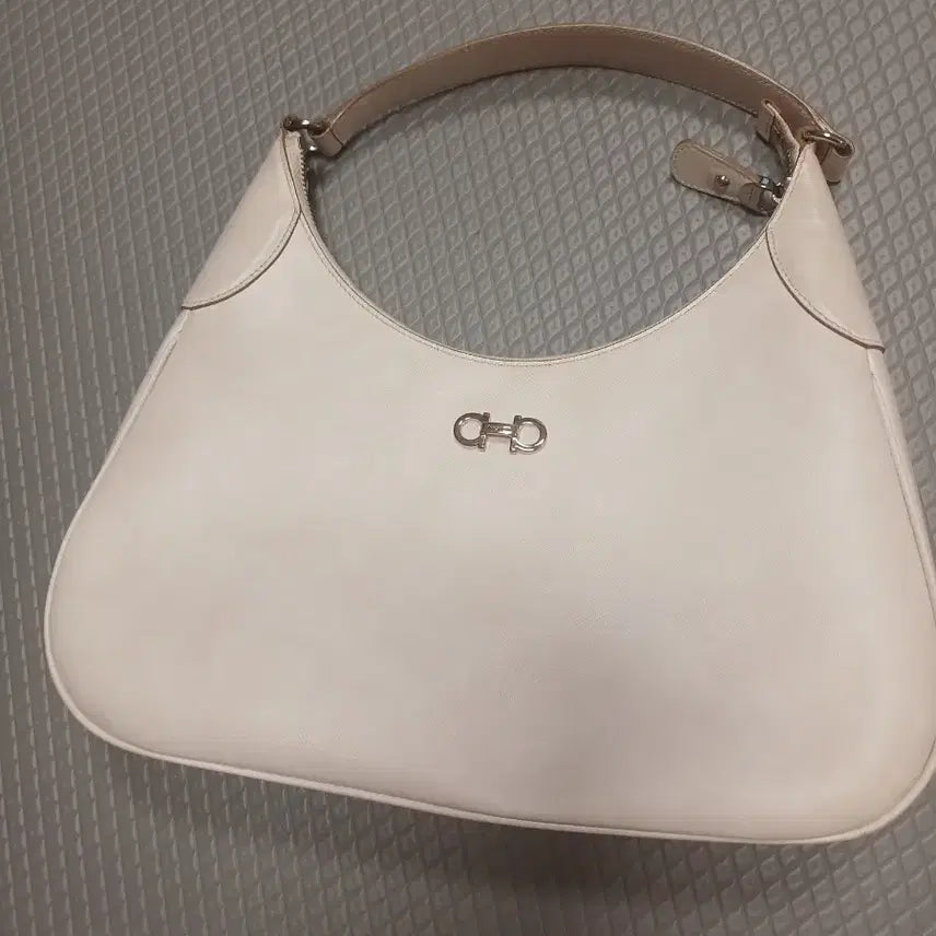 [BUNJANG] Ferragamo Gancini Shoulder Bag Ivory / 페라가모 간치니 숄더백 아이보리