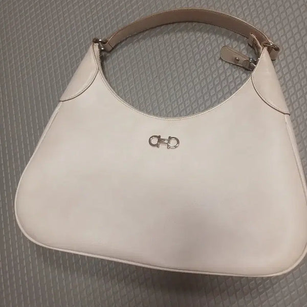 [BUNJANG] Ferragamo Gancini Shoulder Bag Ivory / 페라가모 간치니 숄더백 아이보리