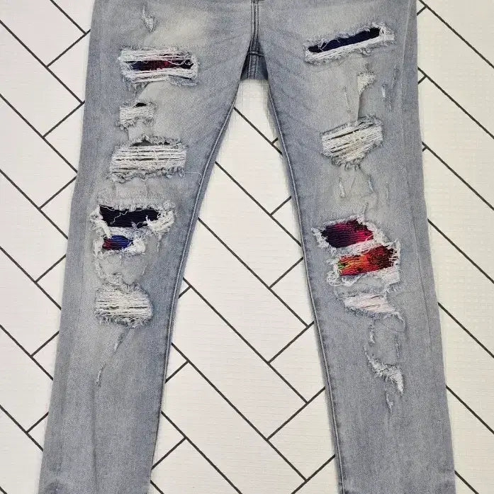 [BUNJANG] AMIRI Signature Distressed Bandana Patch Jeans / AMIRI 아미리 시그니처 디스트레스드반다나 패치 청바지.
