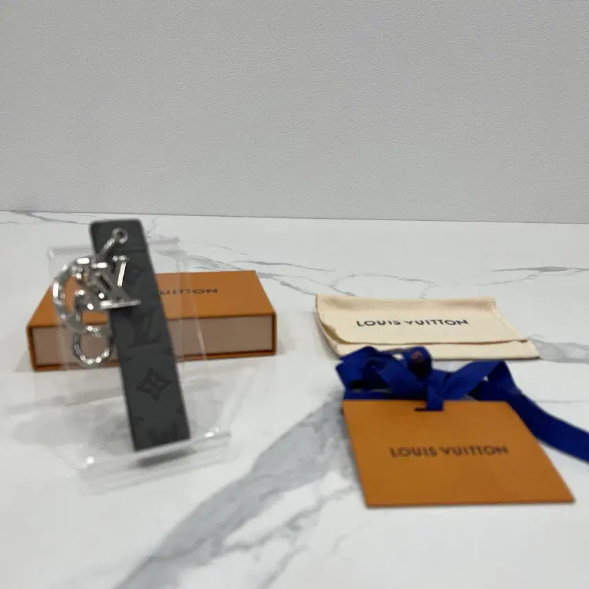 [BUNJANG] Louis Vuitton Shadow Keyring Grey / {새상품급} 루이비통 쉐도우 키링 그레이