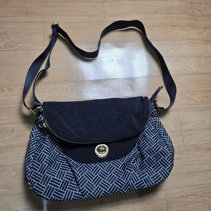 [BUNJANG] Vegarini American Brand Shoulder Bag Navy Pattern / 베가리니 미국브랜드가방  솔더백네이비 패턴. 상태좋아요.