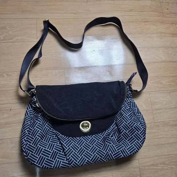 [BUNJANG] Vegarini American Brand Shoulder Bag Navy Pattern / 베가리니 미국브랜드가방  솔더백네이비 패턴. 상태좋아요.