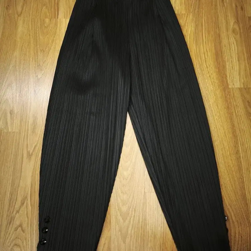 [BUNJANG] Burda Moon Pleated Black Slacks with 3-Button Detail / 부르다문 플리츠 검정 바지 3단 단추