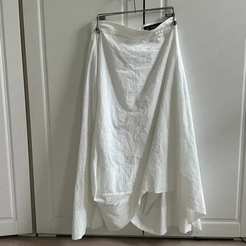 [BUNJANG] Vivienne Westwood Embroidered White Long Skirt / 비비안웨스트우드 화이트스커트 자수 롱스커트