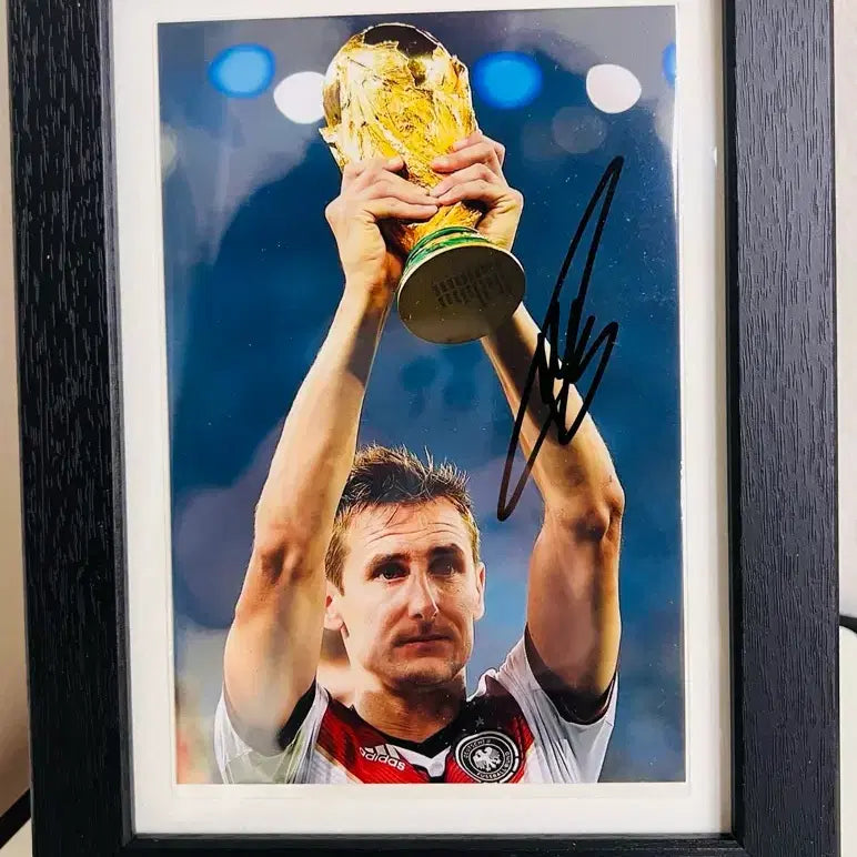 [BUNJANG] Miroslav Klose Autographed Framed Photo / 축구선수 클로제 친필싸인 액자 (마지막 가격내림)