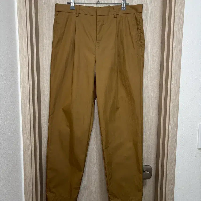[BUNJANG] Theory Curtis Combat Gabardine One-Pleat Tapered Fit Slacks - Khaki / 띠어리 커티스 컴뱃개버딘 원턱 슬랙스32/카키(황갈색)