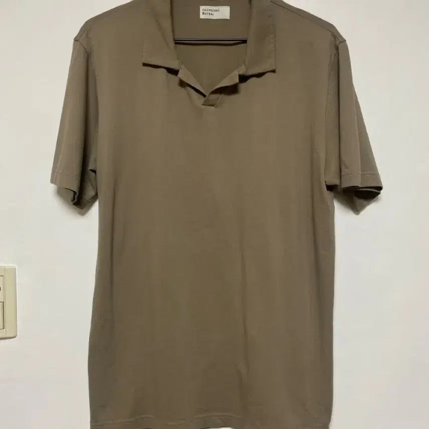 [BUNJANG] Universal Works Cotton Polo T-Shirt - Beige (Size L) / [UNIVERSAL] 유니버셜 웍스 코튼 폴로 티셔츠 L사이즈