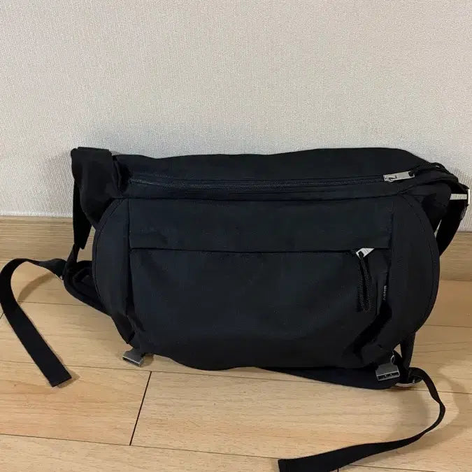 [BUNJANG] Mngu Black Crossbody Bag / Mngu 크로스백 블랙
