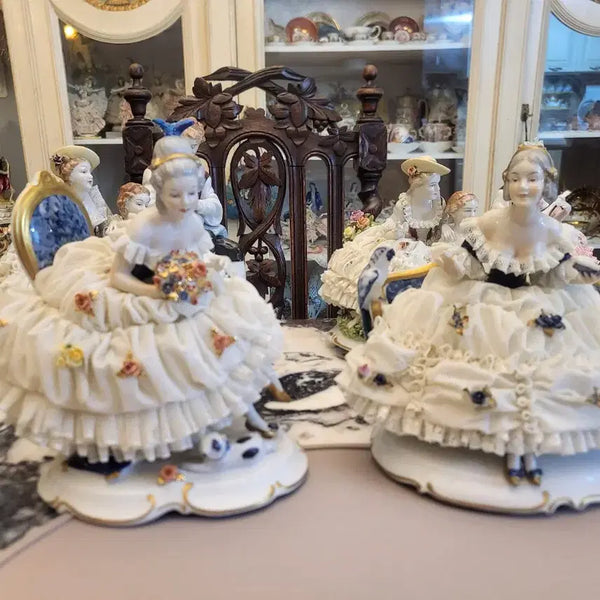 [BUNJANG] Dresden Unter-Weckelsbach Porcelain Figurine (Woman Feeding Parrot & Woman with Bouquet) / 드레스덴 피겨린 운터바흐스바흐 세띠에 앉아있는 여인