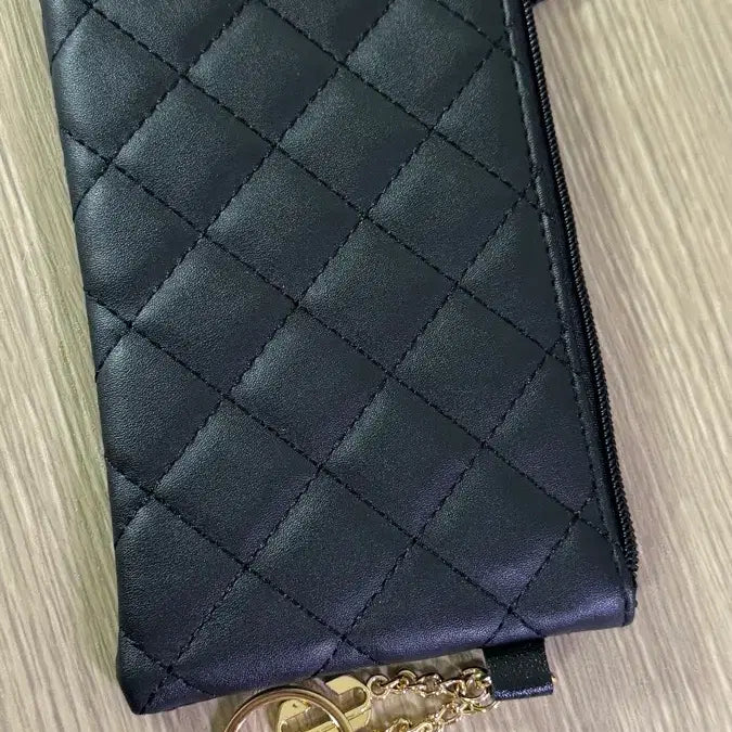[BUNJANG] Black Quilted Pouch with Charm / 검정색 파우치 새상품