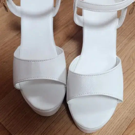 [BUNJANG] White Strap Sandals (Size 235) / 화이트 스트랩 샌들235