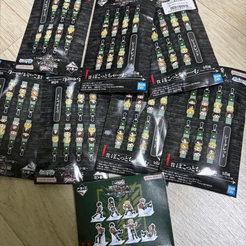 [BUNJANG] Attack on Titan Acrylic Stand & Charm Set (Sealed) / 미개봉 진격의거인 하위상 세트