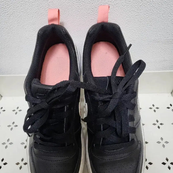 [BUNJANG] Nike Black Women's Sneakers with Pink Accents / 70205/ 나이키 운동화 블랙 핑크 포인트