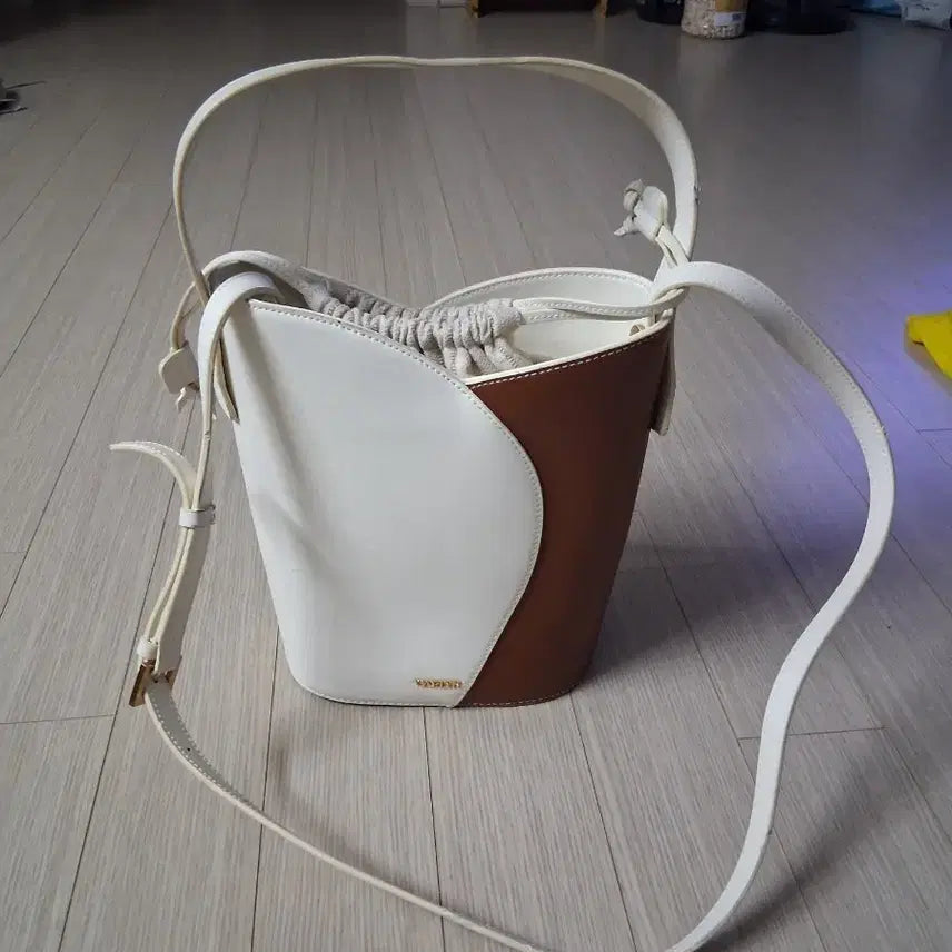 [BUNJANG] Carlyn Drawstring Shoulder Bag / 칼린 크로스백 복조리백