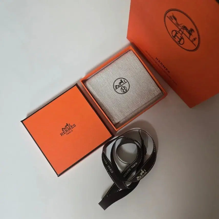 [BUNJANG] Hermes Bracelet Box with Pouch, Ribbon, and Shopping Bag / 에르메스 팔찌박스 (9.5x9.5x1.5) 파우치포함 @ 에르메스 케이스