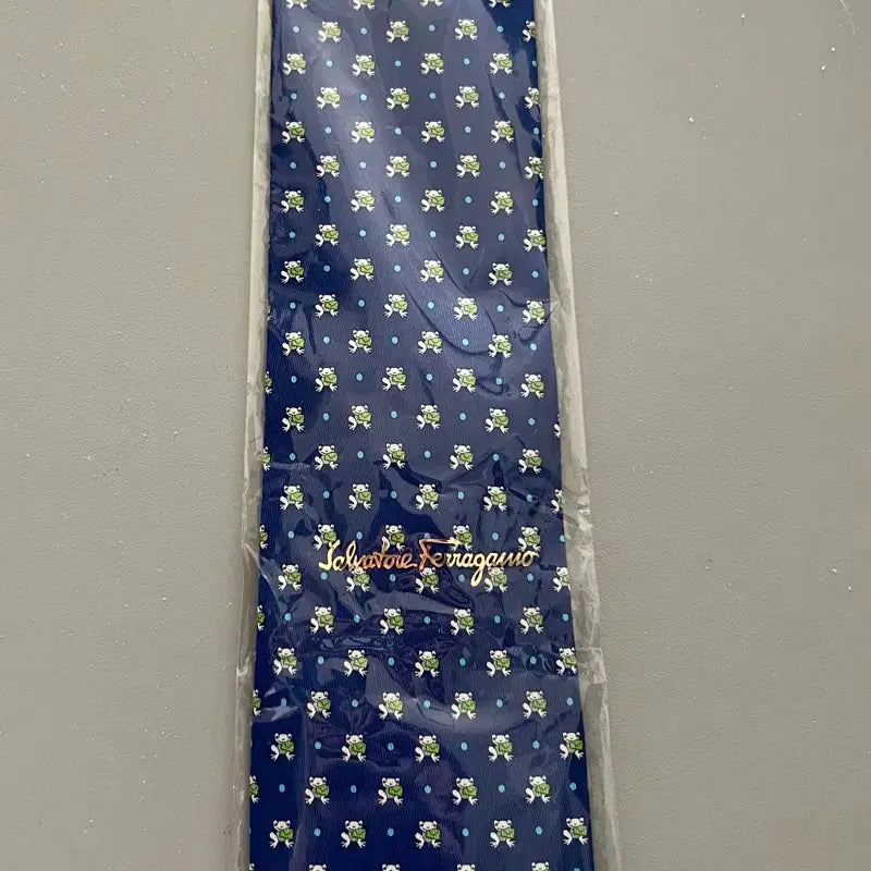 [BUNJANG] Salvatore Ferragamo Luxury Silk Necktie with Frog Pattern / 살바토레 페라가모의 고급스러운 실크 넥타이팝니다.