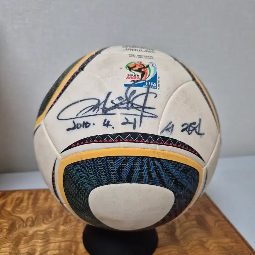 [BUNJANG] Adidas 2010 South Africa World Cup Jabulani Signed Soccer Ball (Seo Jung-won Autograph) / 아디다스 2010 남아공 월드컵 기념구 사인볼