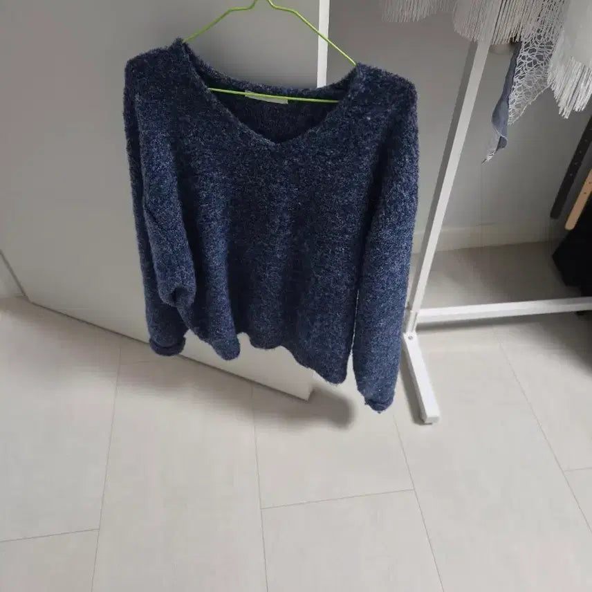 [BUNJANG] Blue V-Neck Knit Sweater / 블루 브이넥 니트 새상품