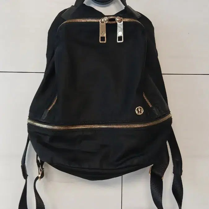 [BUNJANG] Lululemon Women's Black Backpack with Gold Zipper / 룰루레몬 백팩 블랙 골드 지퍼  하자 레자벗김자국 내부깨끗