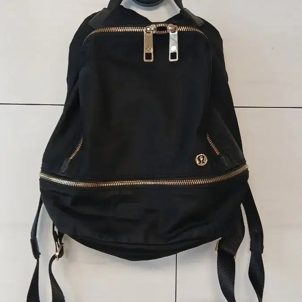 [BUNJANG] Lululemon Women's Black Backpack with Gold Zipper / 룰루레몬 백팩 블랙 골드 지퍼  하자 레자벗김자국 내부깨끗
