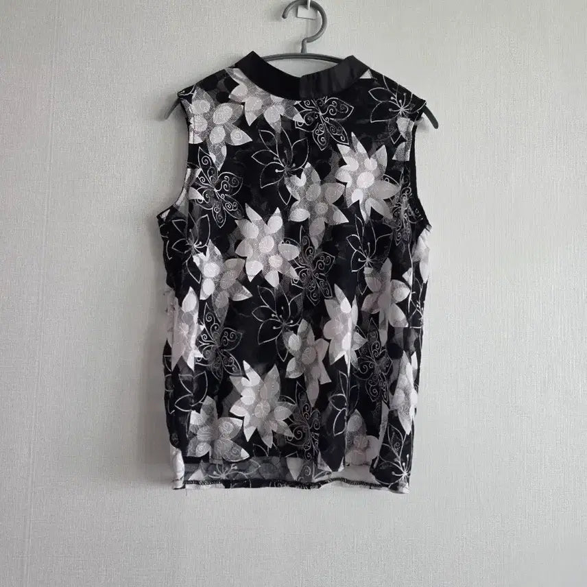 [BUNJANG] Sleeveless Blouse with Flower Pattern / 플라워 패턴 민소매 블라우스