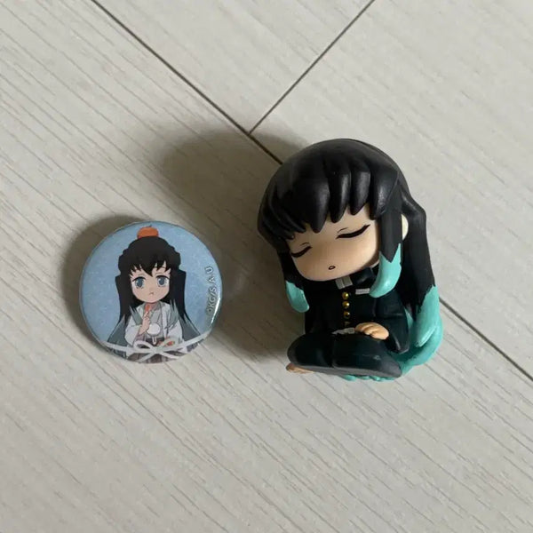 [BUNJANG] Demon Slayer Muichiro Tokito Shoulder Hugger Figure & Mini Can Badge Bundle / 귀멸의 칼날 무이치로 어깨쿵 + 미니캔뱃지 일괄 양도