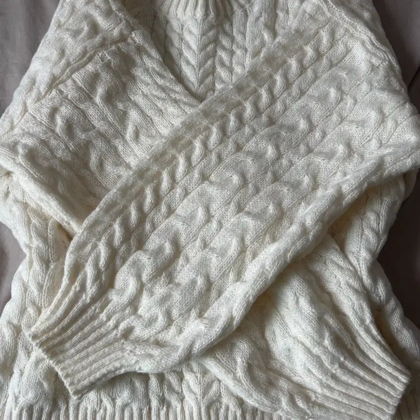 [BUNJANG] Ivory Cable Knit Round Sweater / 아이보리 색 니트