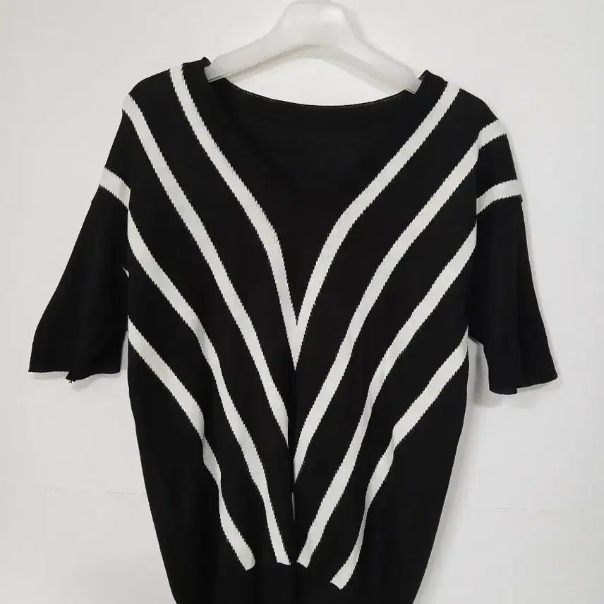 [BUNJANG] Black White Stripe V-Neck Knit S / 블랙 화이트 스트라이프 브이넥 니트 55 S