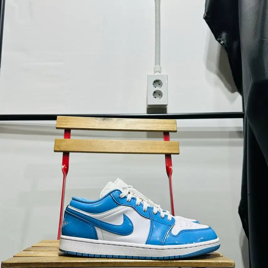 [BUNJANG] Nike Air Jordan 1 Low SE 'White Legend' Sneakers / 285) 나이키 스니커즈 남성 에어 조던 1 로우 SE '화이트 레전드