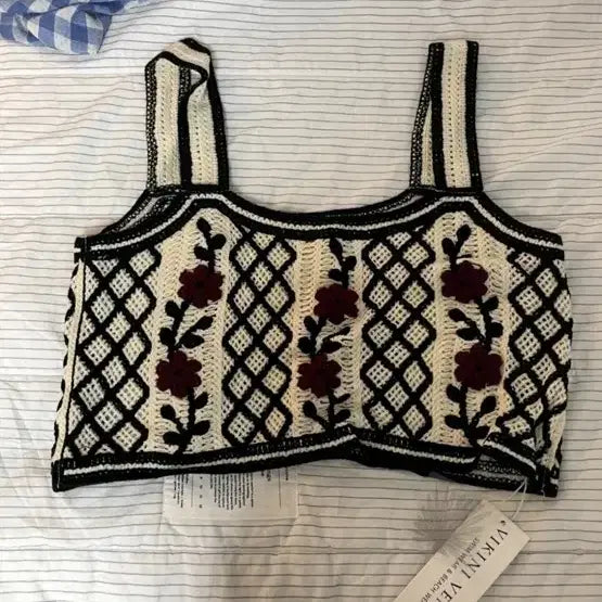 [BUNJANG] Bikini Vender Lilo Flower Embroidered Knit Sleeveless Crop Top / 비키니밴더 릴로 플라워 니트 슬리브리스 크롭탑