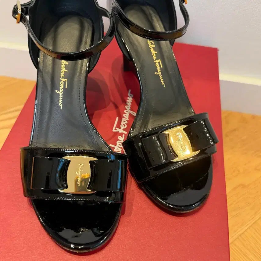 [BUNJANG] Salvatore Ferragamo Vara Mules Black Sandals / 페라가모 바라 뮬 샌들 블랙