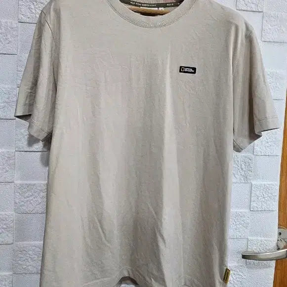 [BUNJANG] National Geographic Beige T-Shirt (Size M) / (P)내셔널지오그래픽 반팔티 베이지 M