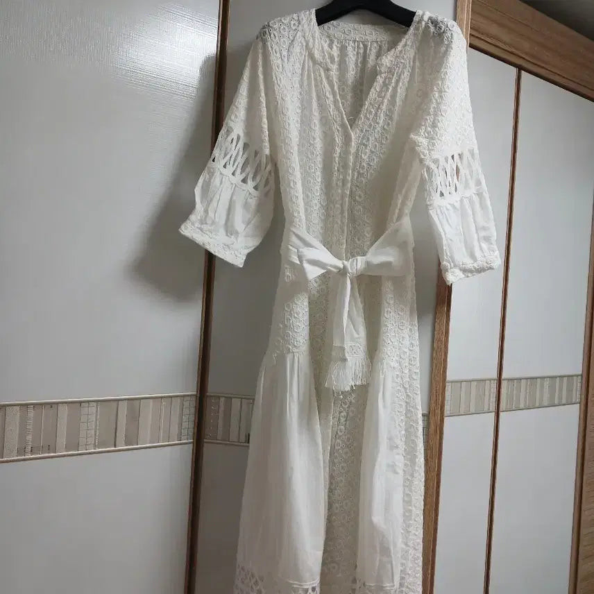 [BUNJANG] White Lace Maxi Dress with Tassel Trim / 화이트 레이스 원피스