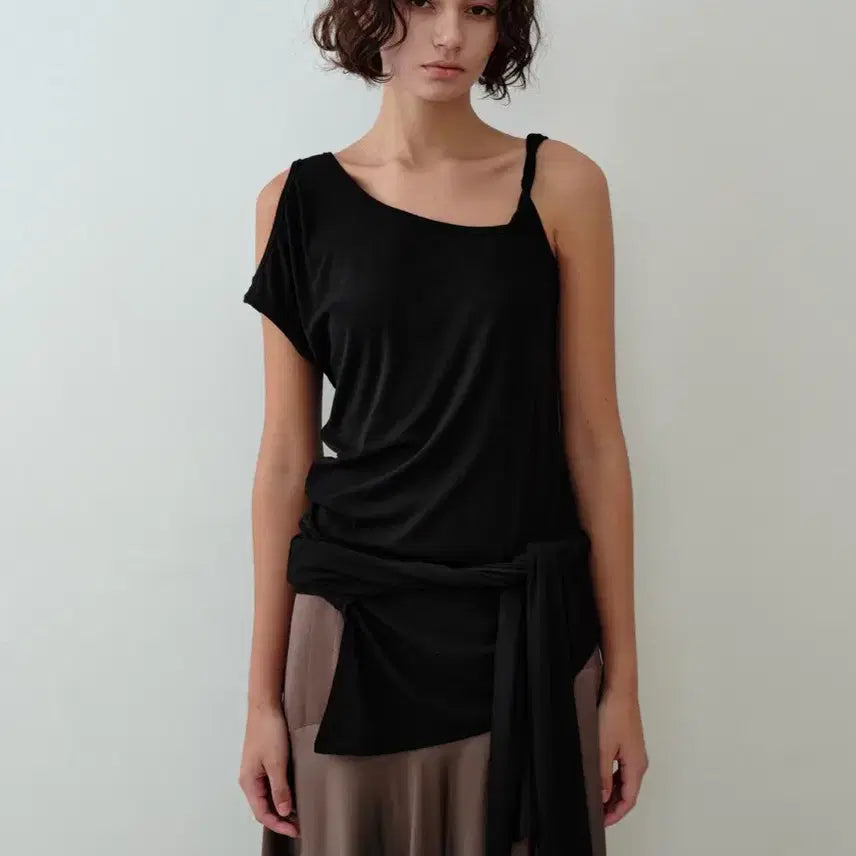 [BUNJANG] Symmetricpercent Unbalance Twist Top Black / 시메트릭퍼센트 언블란스 트위스트 탑 블랙