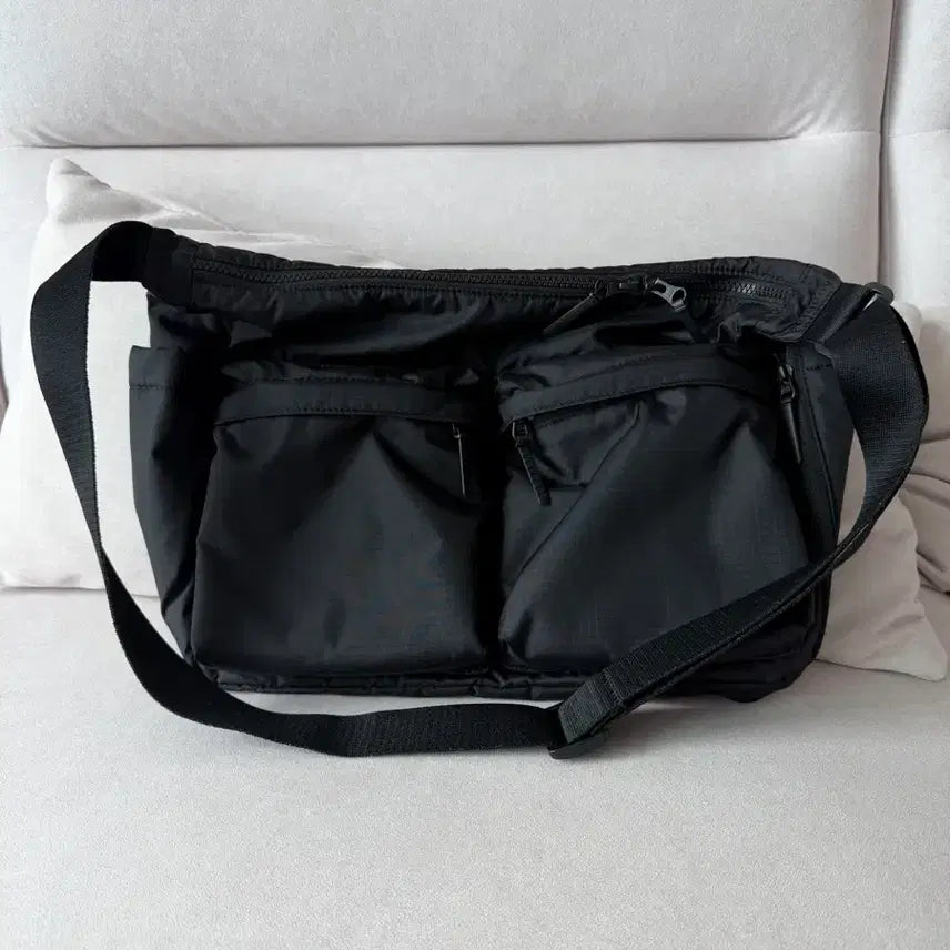 [BUNJANG] Uniqlo Multi Pocket Black Shoulder Bag Crossbody Bag / 유니클로 멀티포켓 블랙 숄더백 크로스백 가방