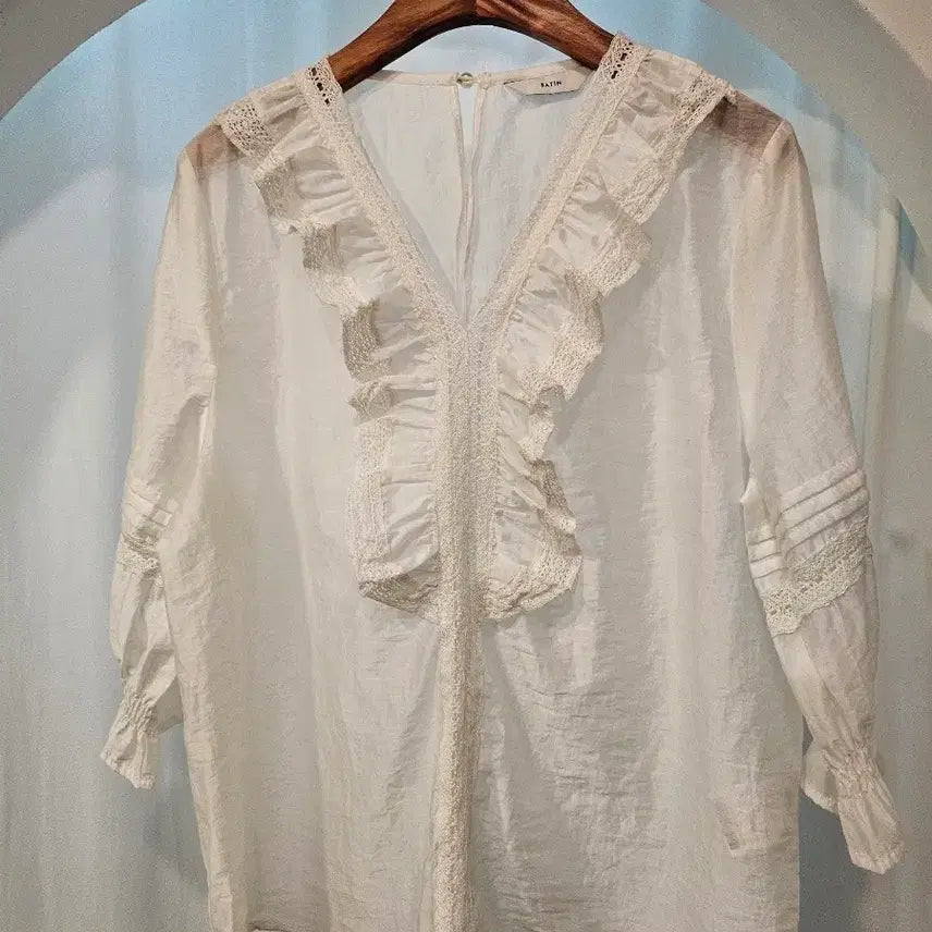 [BUNJANG] Satin Frill Lace Blouse / 샤틴 블라우스